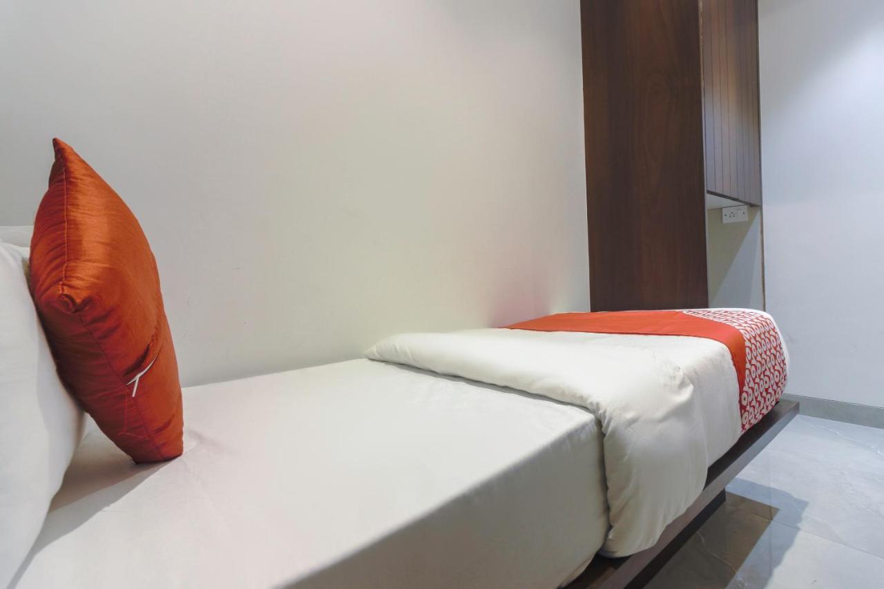 Oyo Preferred 75540 Hotel Flora Suites Mumbai Exterior photo
