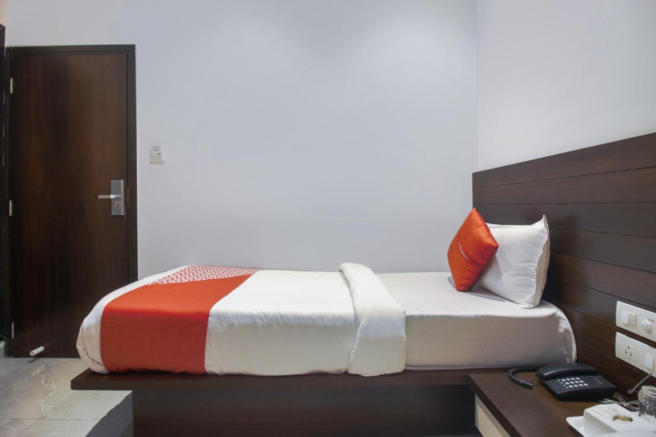 Oyo Preferred 75540 Hotel Flora Suites Mumbai Exterior photo