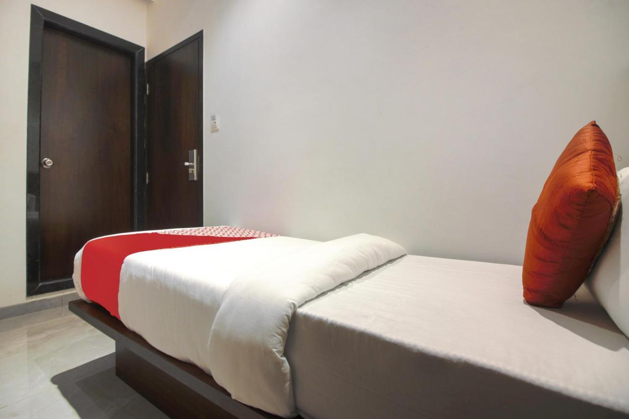 Oyo Preferred 75540 Hotel Flora Suites Mumbai Exterior photo