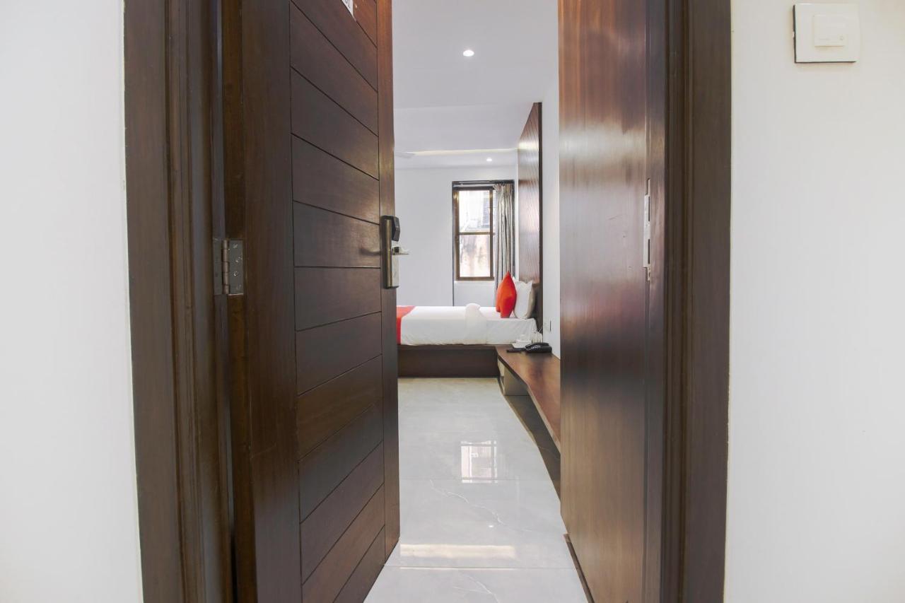 Oyo Preferred 75540 Hotel Flora Suites Mumbai Exterior photo