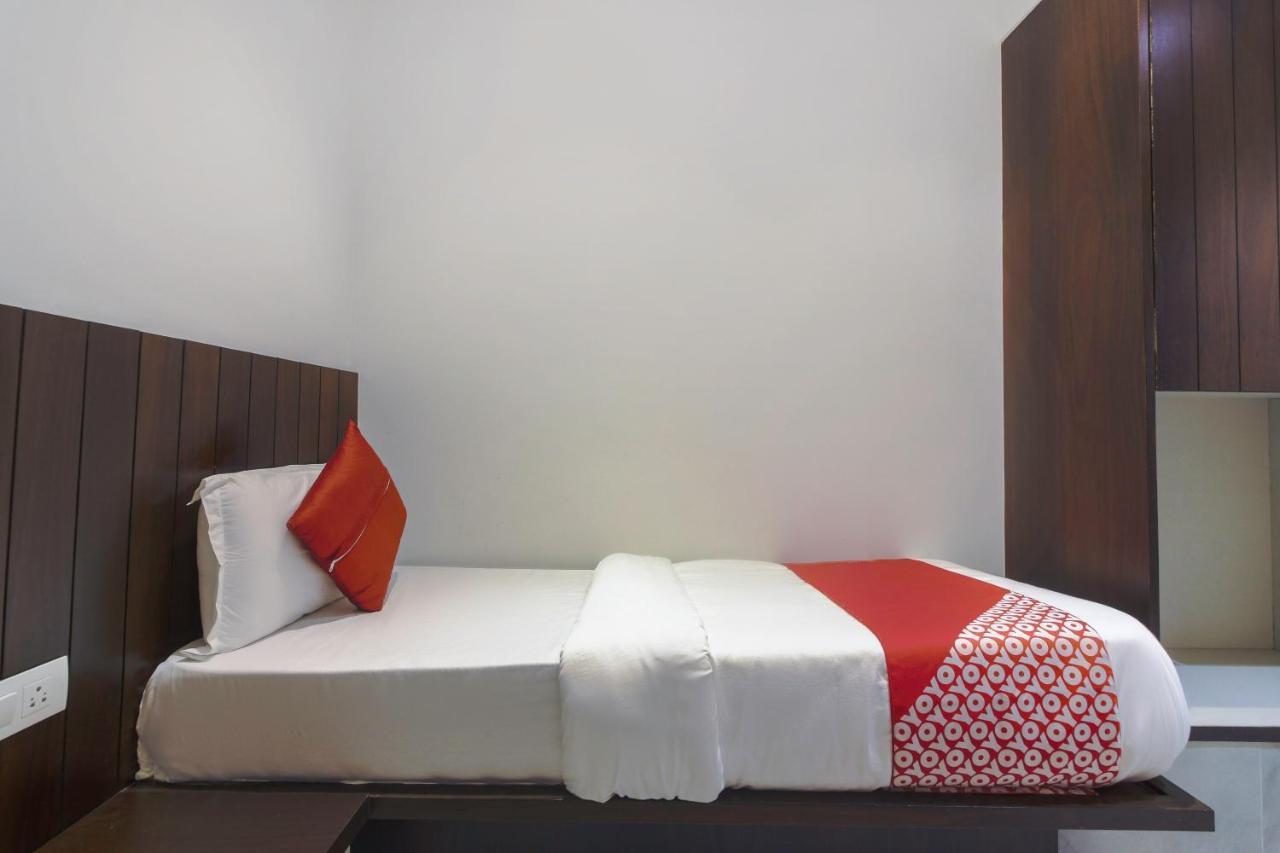 Oyo Preferred 75540 Hotel Flora Suites Mumbai Exterior photo