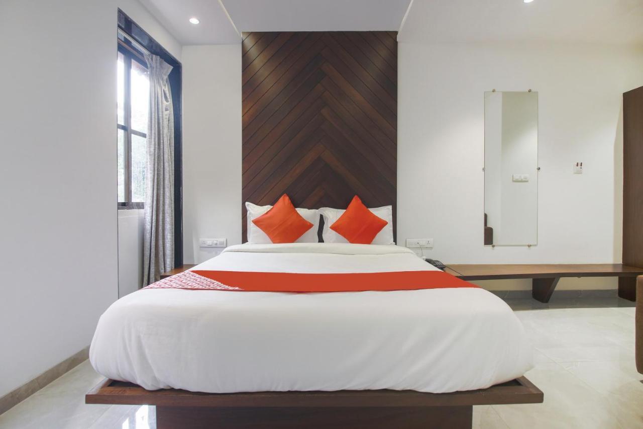 Oyo Preferred 75540 Hotel Flora Suites Mumbai Exterior photo