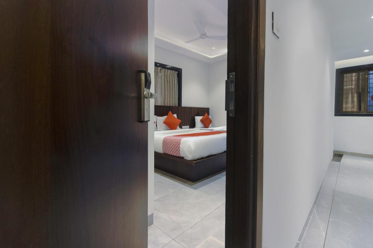 Oyo Preferred 75540 Hotel Flora Suites Mumbai Exterior photo