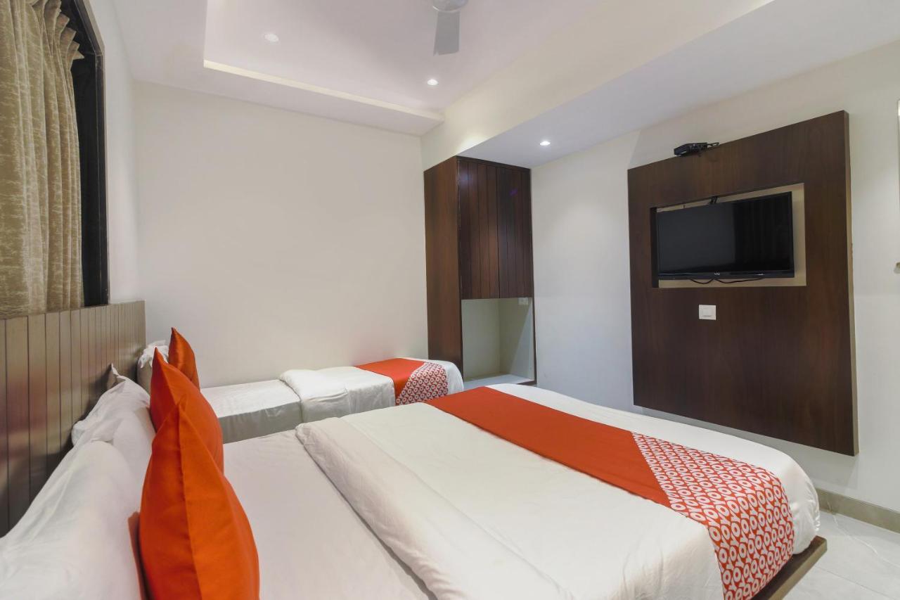 Oyo Preferred 75540 Hotel Flora Suites Mumbai Exterior photo