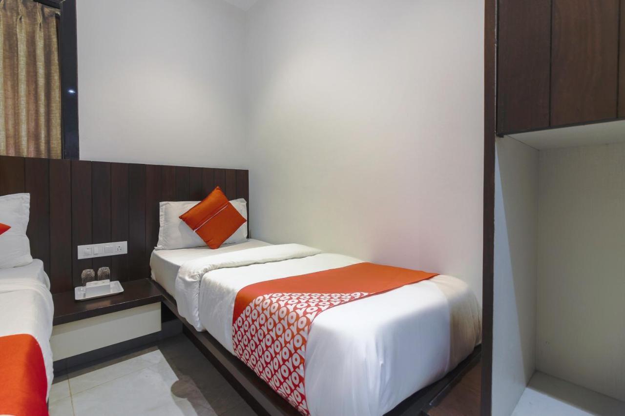 Oyo Preferred 75540 Hotel Flora Suites Mumbai Exterior photo