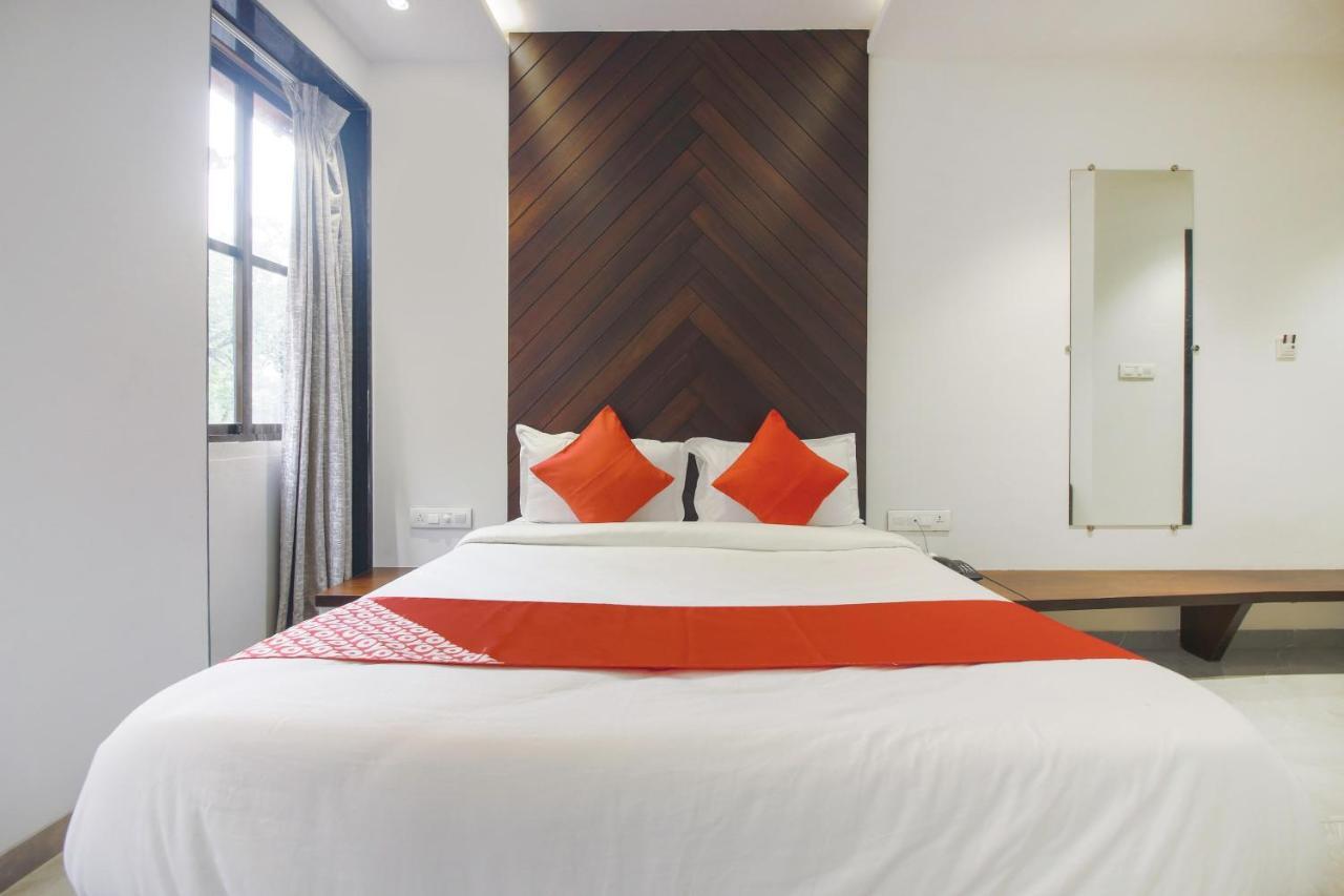 Oyo Preferred 75540 Hotel Flora Suites Mumbai Exterior photo