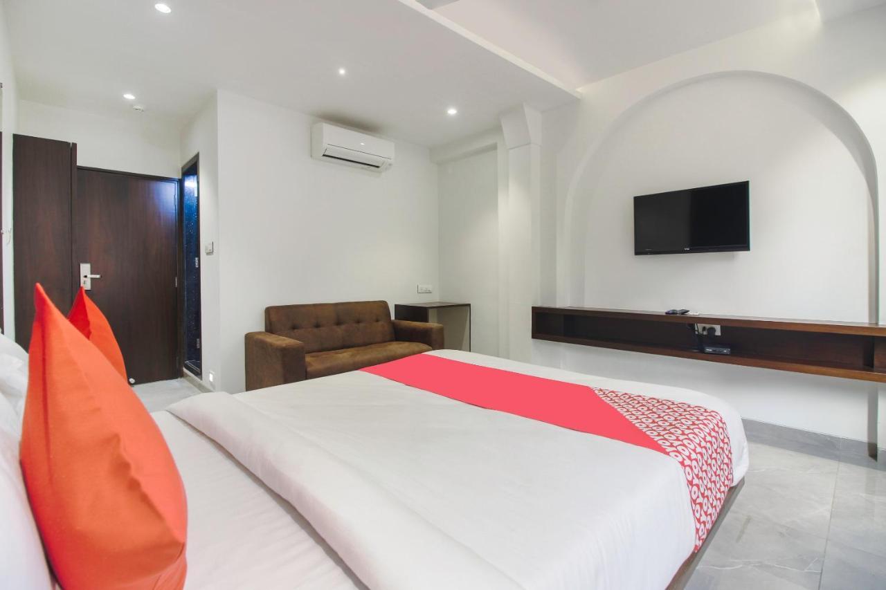 Oyo Preferred 75540 Hotel Flora Suites Mumbai Exterior photo