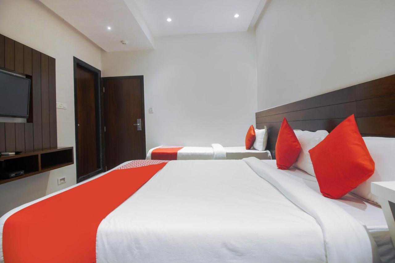 Oyo Preferred 75540 Hotel Flora Suites Mumbai Exterior photo